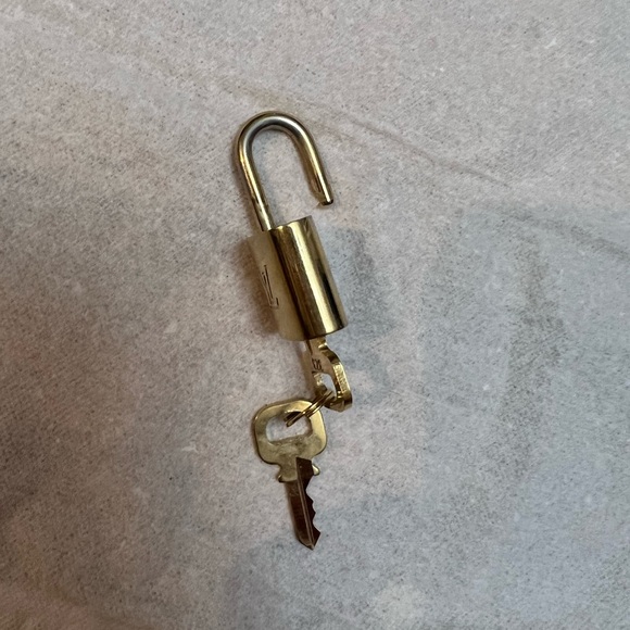 Louis Vuitton lock and keys - Picture 3 of 12